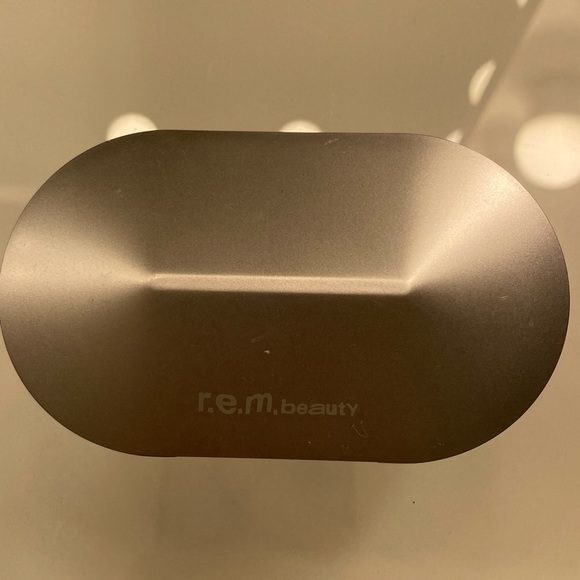 R.E.M. eyeshadow pallet - Picture 2 of 3